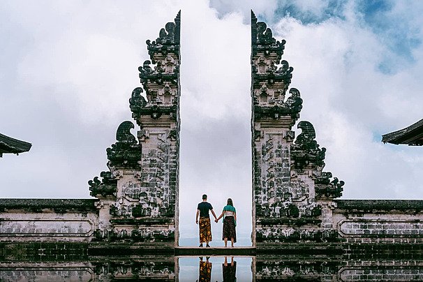 pngtree-couple-holding-hands-at-lempuyang-temple-in-bali-photo-image_28157606